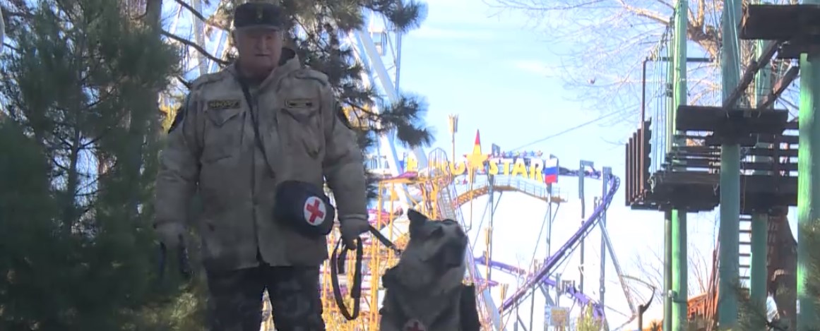 В Анапе пенсионер-кинолог патрулирует улицы со своим псом